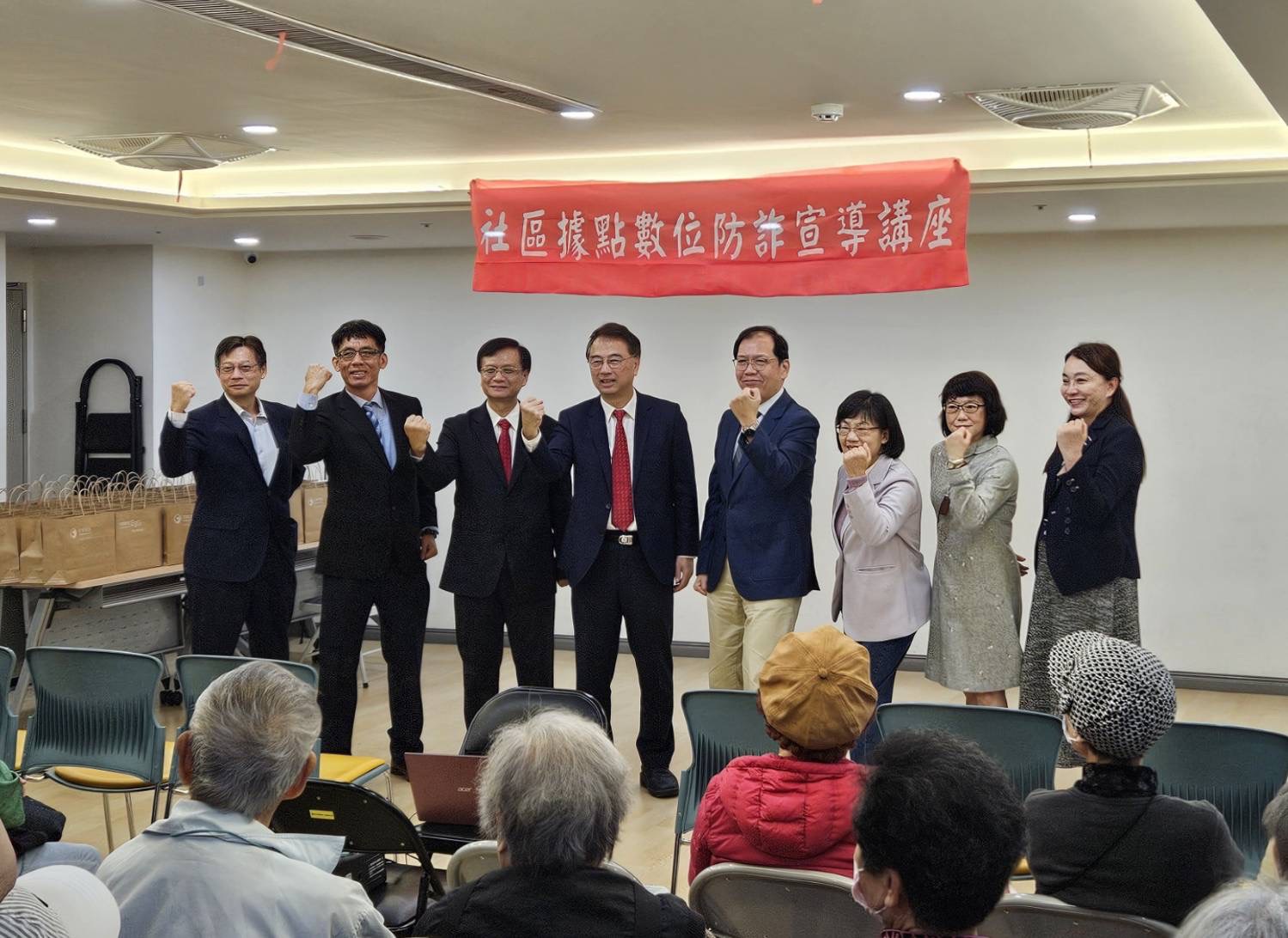 衛福部社會及家庭署周道君署長(右四)、臺北市政府社會局鄭文惠副局長(右三)、紅心字會許雅青副秘書長(右二)、中華電信台北營運處蘇振乾總經理(左四)、台北營運處戴國欽副總經理(左三)等貴賓共同宣誓反詐決心。(圖/紅心字會 提供)