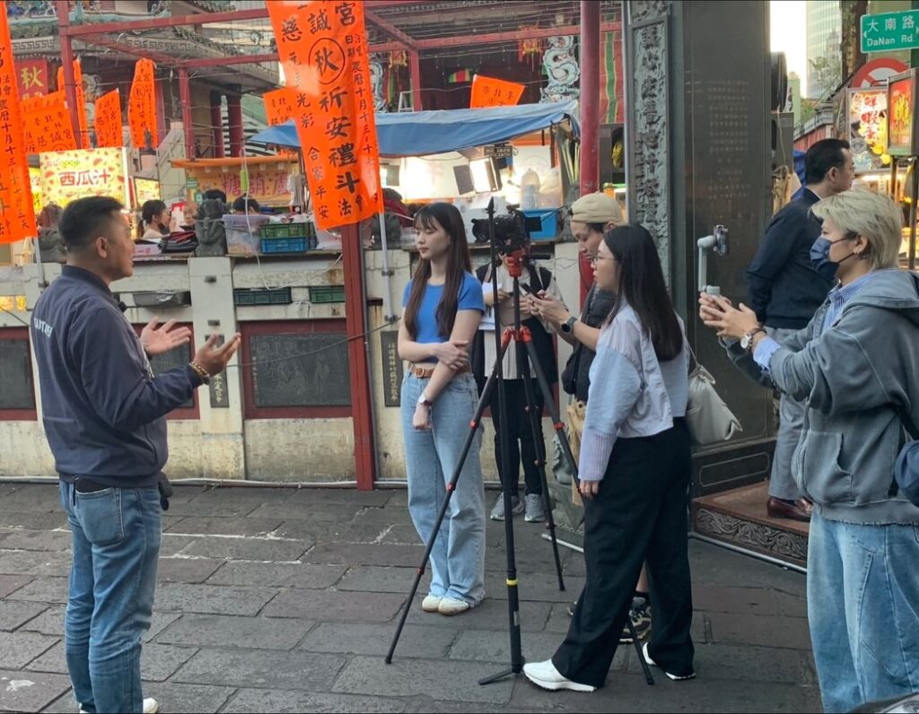 士林區義信里里長許立丕日前舉辦傳統布袋戲表演,也在媒體受訪時推廣士林夜市美食。(翻攝畫面)