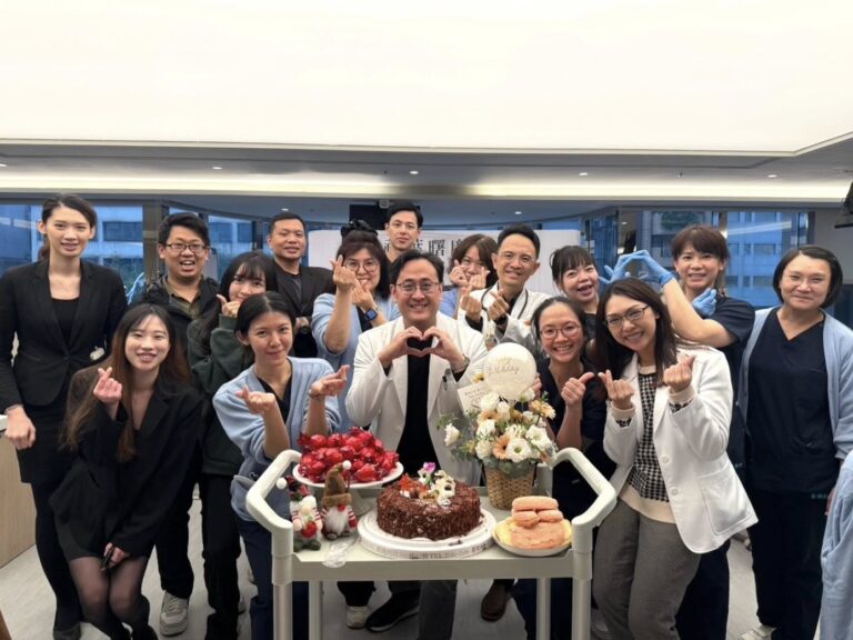 醫願診所現場腎友們不約而同用著沒在洗腎的那隻手，一邊拍著自己大腿當作節拍、一邊真摯地唱著生日快樂歌為葉曙慶院長慶生，讓他感動不已。(圖/醫願診所粉專 翻攝)