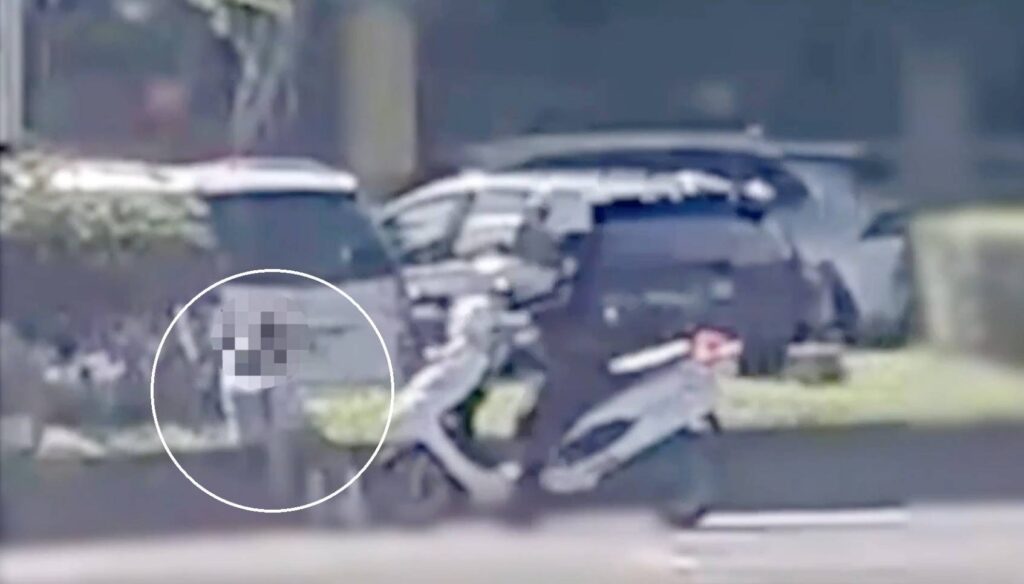 員警勤務中發現老婦人呆坐在馬路分隔島。(圖／記者薛秀蓮 翻攝)