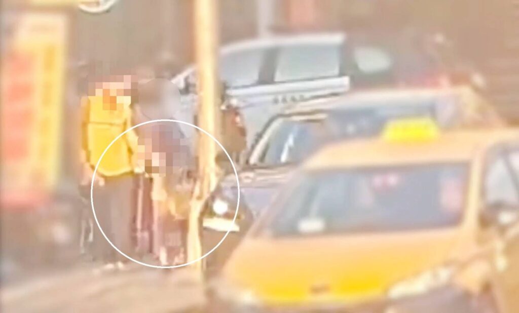 員警將老婦人平安交給家屬。(圖／記者薛秀蓮 翻攝)