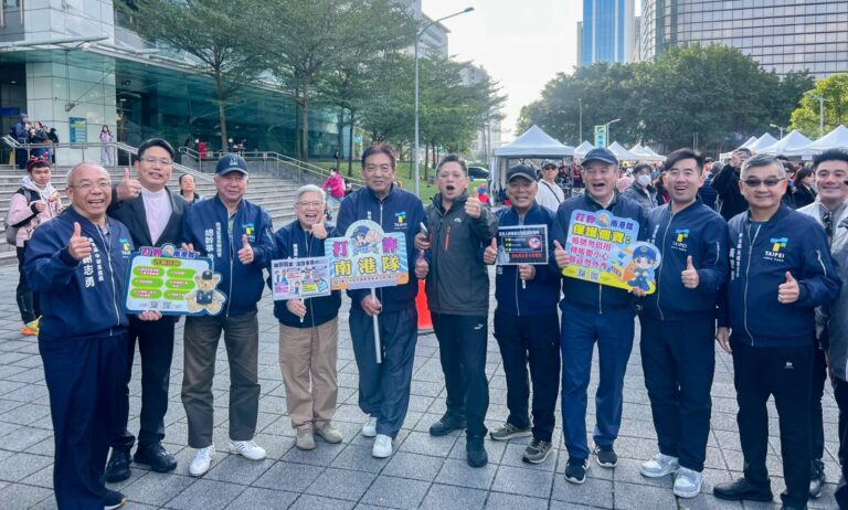 南港分局分局長許城銘(中)與南港區區長許純綺(左四)率各南港區里長共同打詐宣導。(圖／記者薛秀蓮 翻攝)