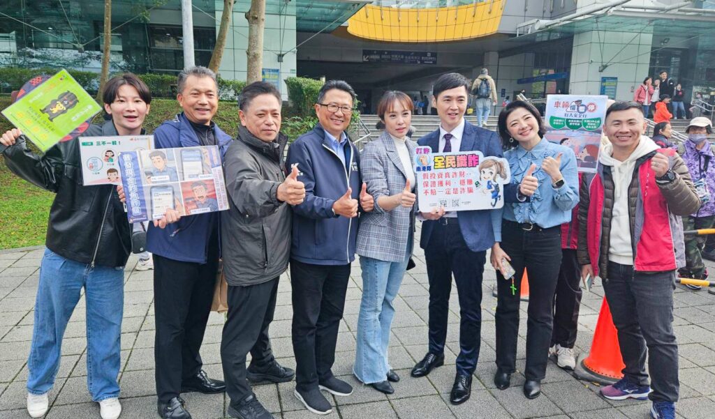 南港分局分局長許城銘(左三)、臺北市議員吳世正(左四)、藝之星教會牧師宋達民賢伉儷共同打詐宣導。(圖/記者薛秀蓮 翻攝)