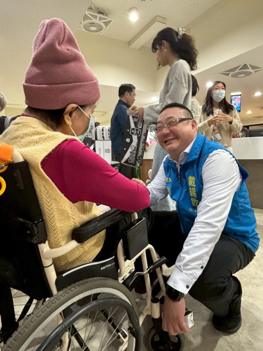 臺北市議會戴錫欽議長辦公室主任林伯修親切與長輩問安。(圖/紅心字會 提供)