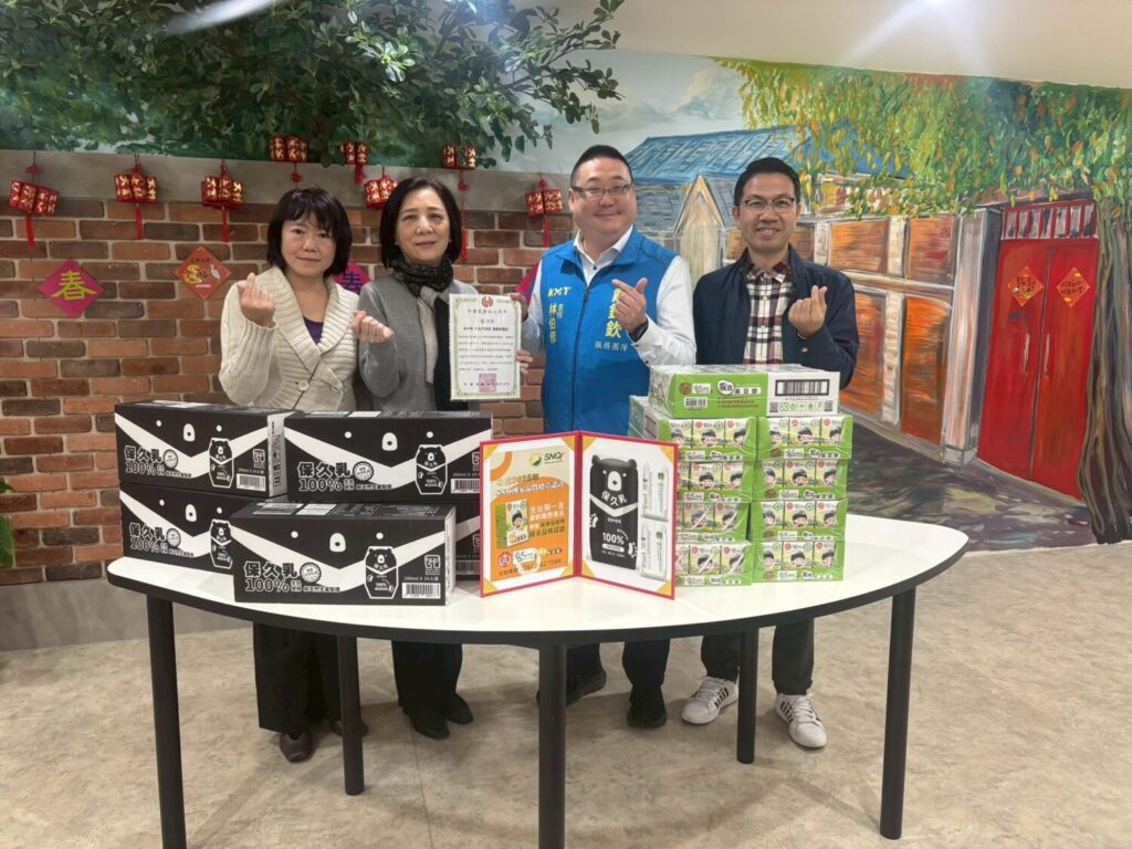 左起-紅心字會副秘書長許雅青、秘書長李顯文向前來關懷中心長者的戴錫欽議長辦公室主任林伯修、食仙扶輪社社長高嘉鴻致謝。(圖/紅心字會 提供)