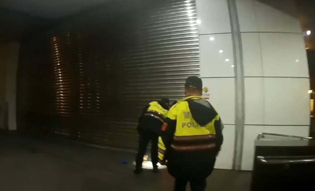 員警勤務中發現蜷曲在地之民眾。(圖/記者薛秀蓮 翻攝)