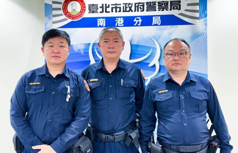 南港派出所所長馬秋揚(中)、警員潘宗松(右)、陳欣邦(左)。(圖／記者薛秀蓮 翻攝)