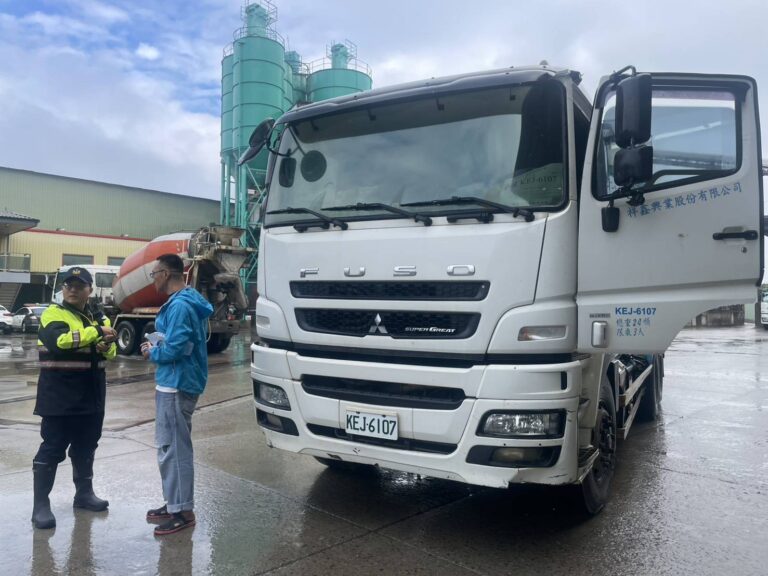 平鎮警方走入轄內各大型車公司,透過實車操作落實交通安全與法規教育與,共同為道路安全把關。(記者翻攝)