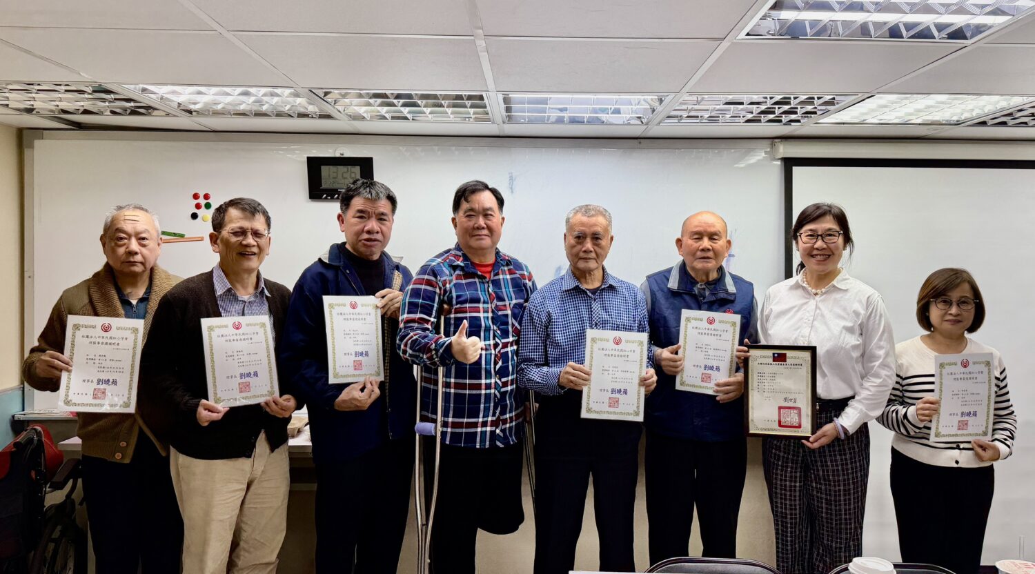 理事長劉曉蘋(右2)頒發當選證書給予第十二屆理事成員。(圖/紅心字會 提供)