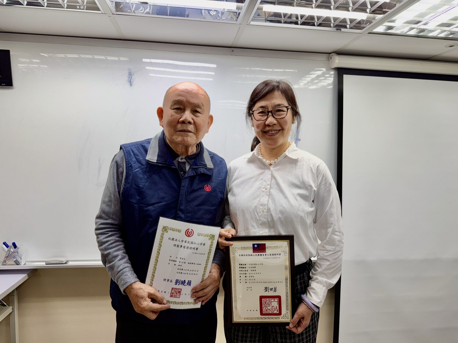 新任理事長劉曉蘋(右)與副理事長蔡光思(左)接下當選證書，象徵責任傳承。(圖/紅心字會 提供)