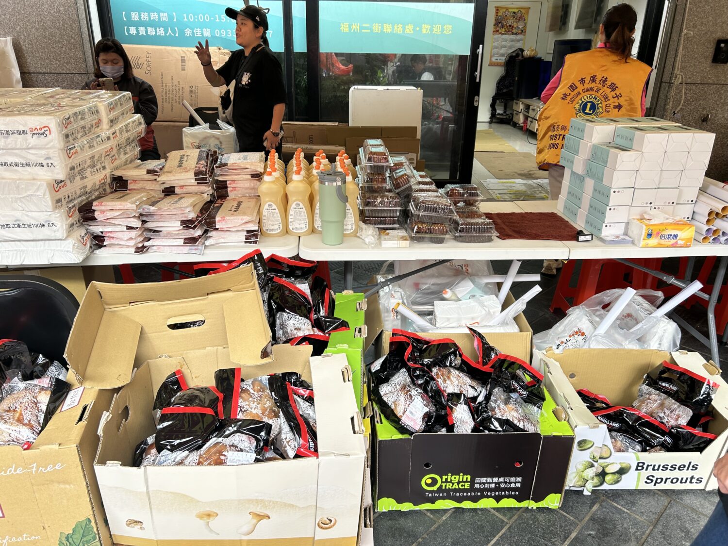 本次捐血活動贈品豐富,甚至出現烤全雞與個人攜帶式電風扇等好禮,讓民眾捐血後馬上有「好料」補充營養。(記者翻攝)