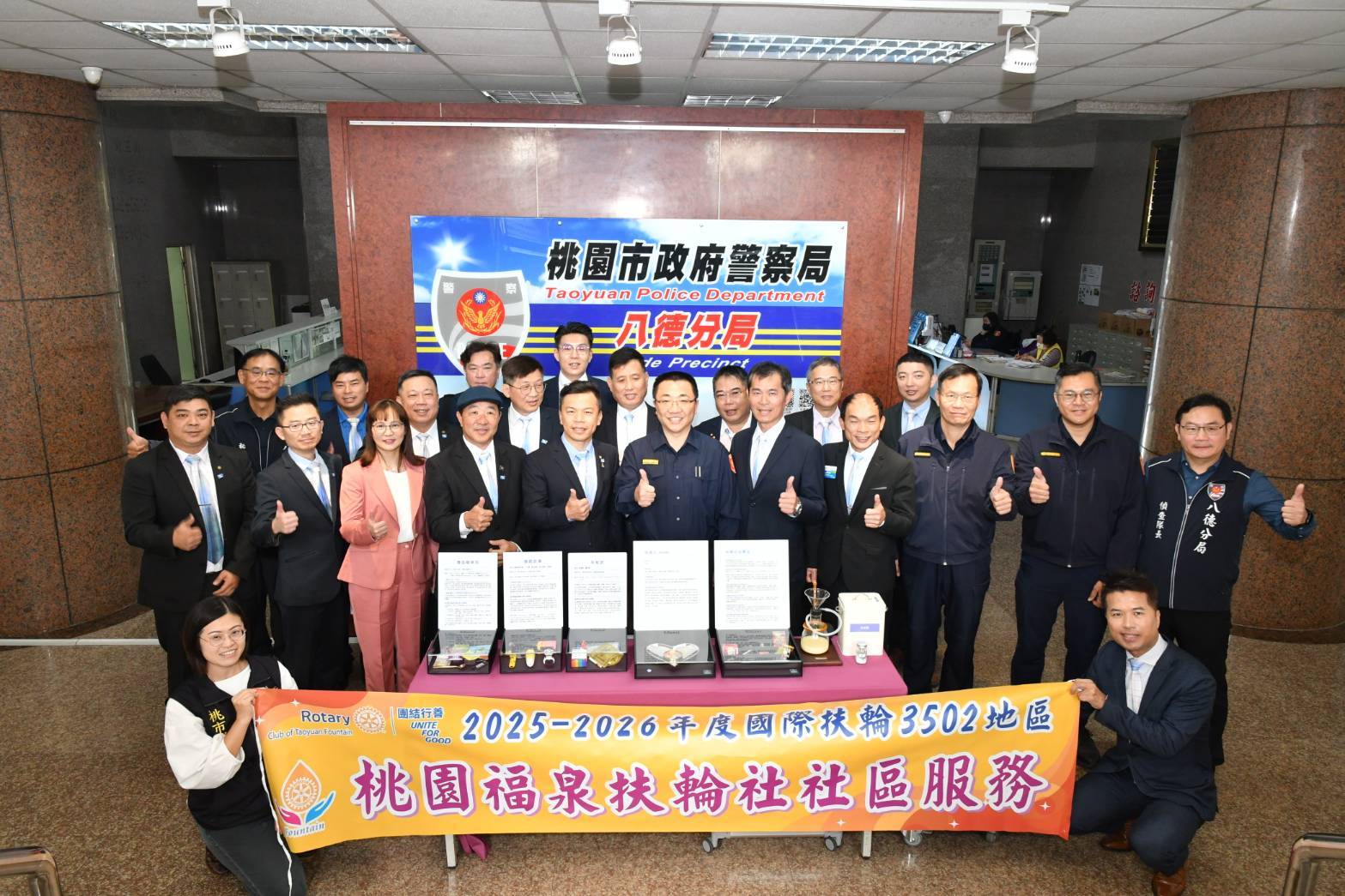 桃園福泉扶輪社為協助反毒,特捐八德分局毒品教具(彩虹菸毒品氣味擬真體驗組)以提升民眾知能。(記者翻攝)