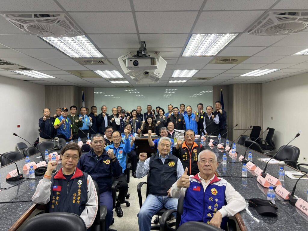 空軍航技校友總會贈書《空軍地勤榮民生命史》獲國民黨中央黨部典藏。(圖/空軍航空技術學校校友總會 提供)