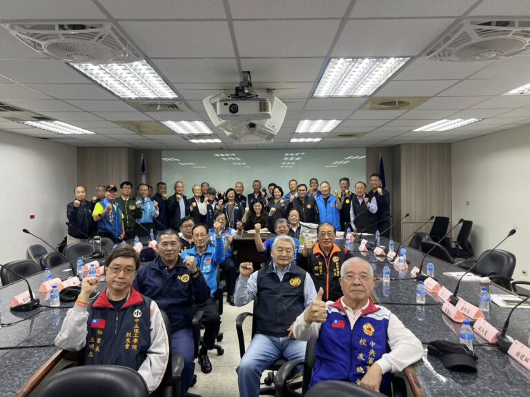 空軍航技校友總會贈書《空軍地勤榮民生命史》獲國民黨中央黨部典藏。(圖/空軍航空技術學校校友總會 提供)