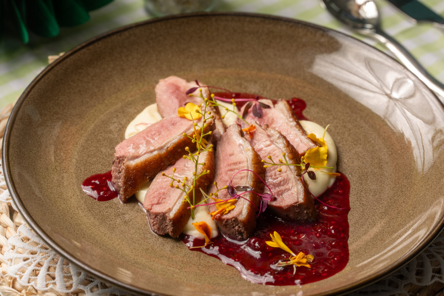 使用美善品TM7烹煮莓果鴨胸佐馬鈴薯泥。(圖/Thermomix 美善品 提供)