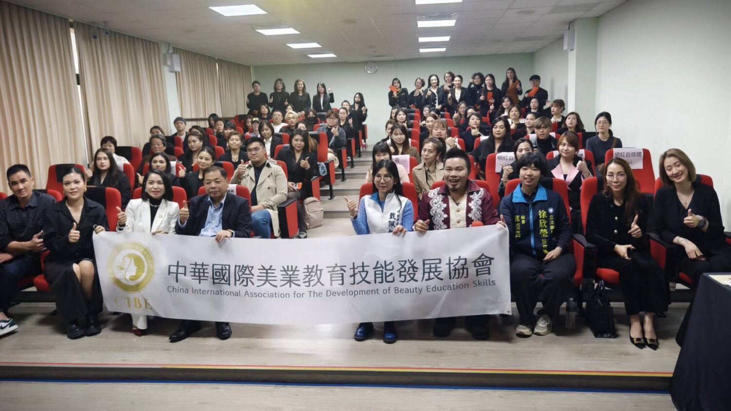 全球美業菁英大賞賽前評審會議現場超過百位專業評審齊聚，與會貴賓及美業代表合影留念，氣氛熱烈。（圖／記者林照東攝）