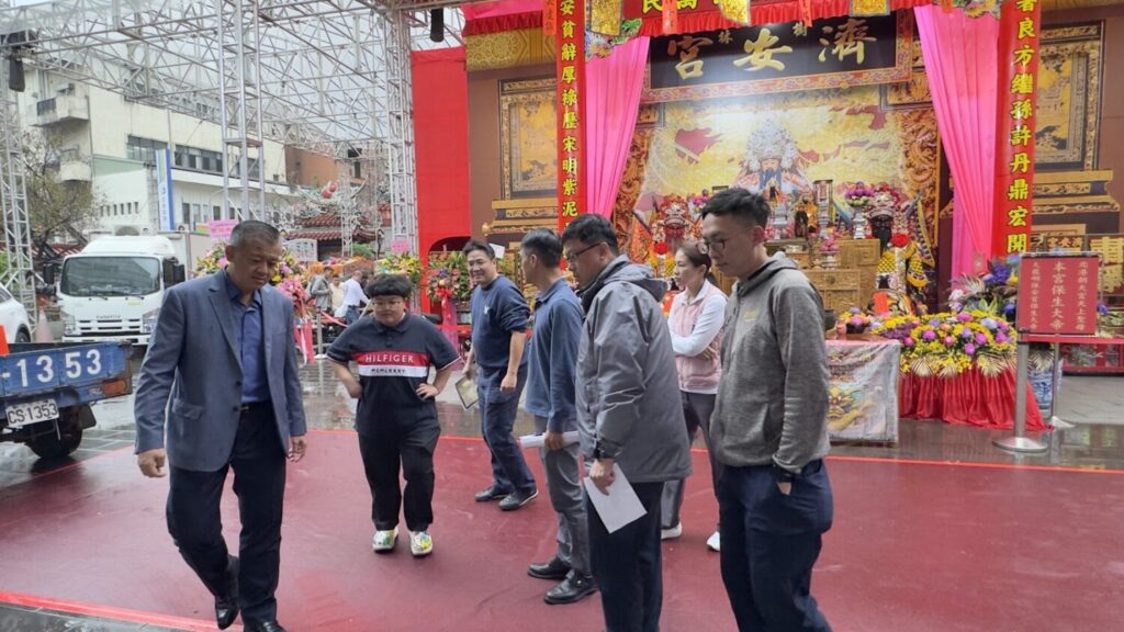 樹林警分局長王子雄前往與廟方人員溝通協調以期活動圓滿。（記者徐煜勝翻攝）