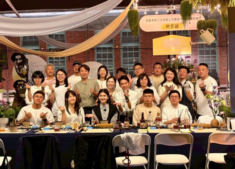 文觀處陳璧君處長與微冊店家、在地品牌主理人合影。（圖/主辦單位提供）