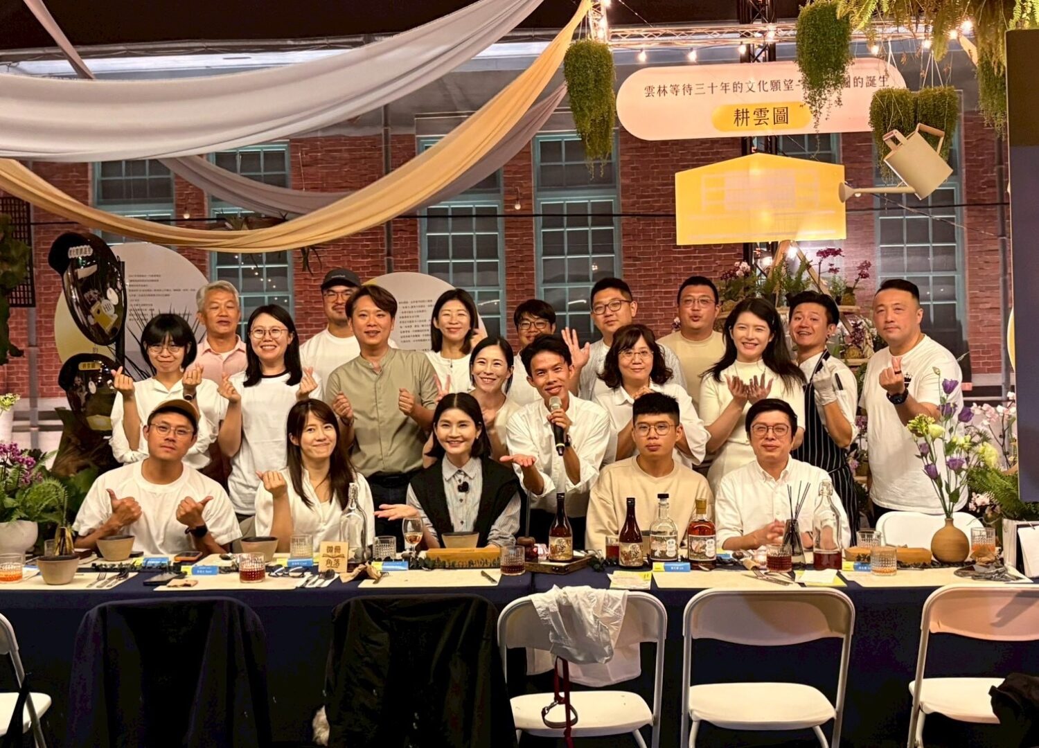  文觀處陳璧君處長與微冊店家、在地品牌主理人合影。（圖/主辦單位提供）