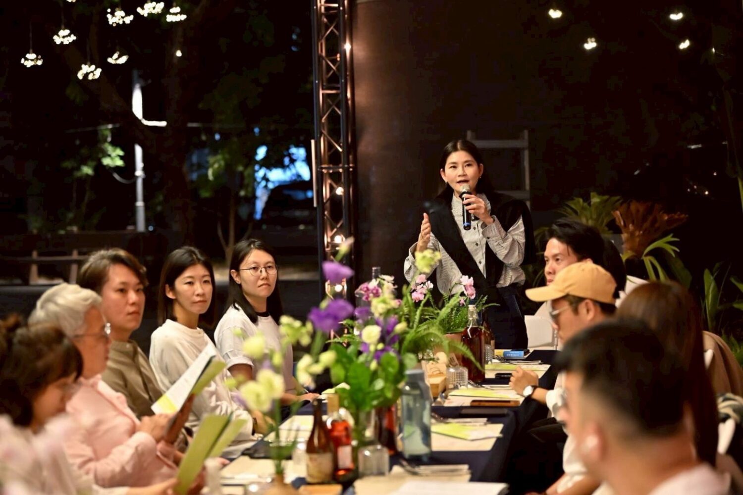 文化觀光處長陳璧君主持閱讀永續交流餐會，與微冊店家及在地創生青年領袖交流微冊角落理念與未來方向。（圖/主辦單位提供）