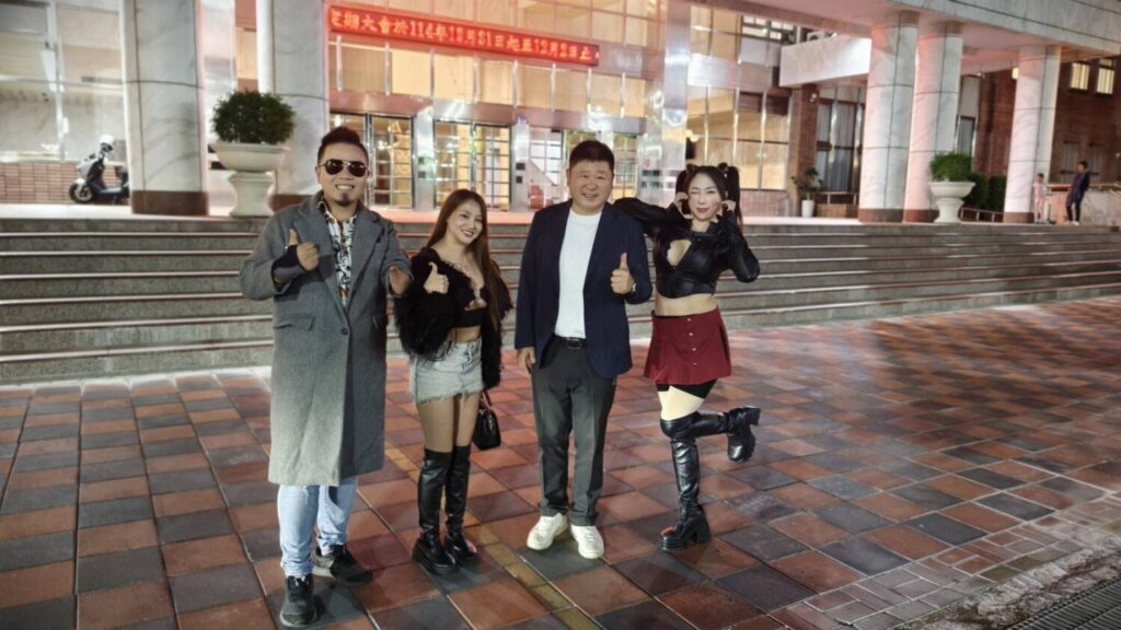 左起虎克船長、黑糖、花蓮縣議會張峻議長、珺珺攜手投入「送愛到花蓮」公益計畫，將義賣善款與溫暖親自送到災民手中。（圖/主辦單位提供）