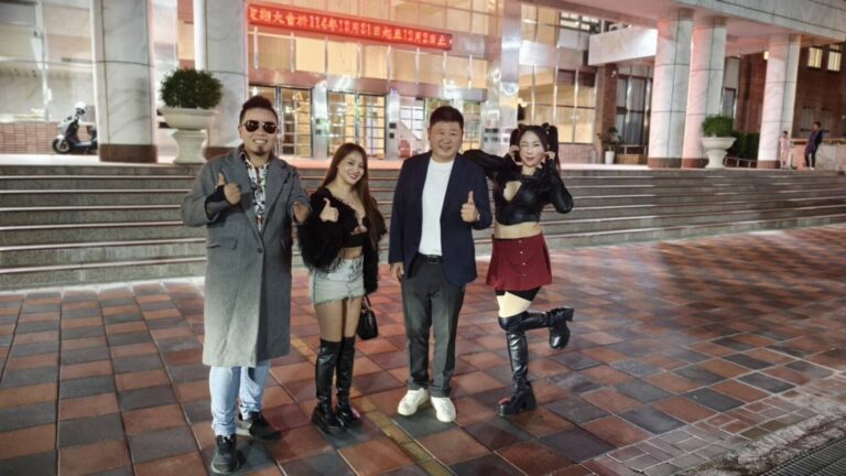 左起虎克船長、黑糖、花蓮縣議會張峻議長、珺珺攜手投入「送愛到花蓮」公益計畫,將義賣善款與溫暖親自送到災民手中。(圖/主辦單位提供)