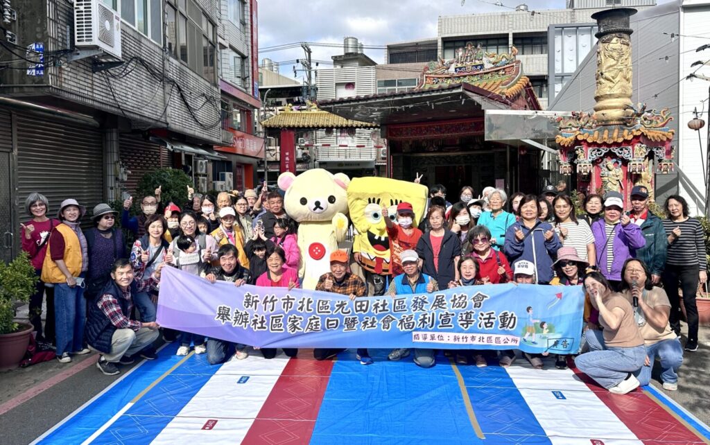 光田社區家庭日活動熱鬧登場，超過百名居民參與布袋球首場推廣活動，QQ姐姐與可愛人偶陪伴民眾大合照，場面溫馨又熱鬧。（圖／記者林照東攝）