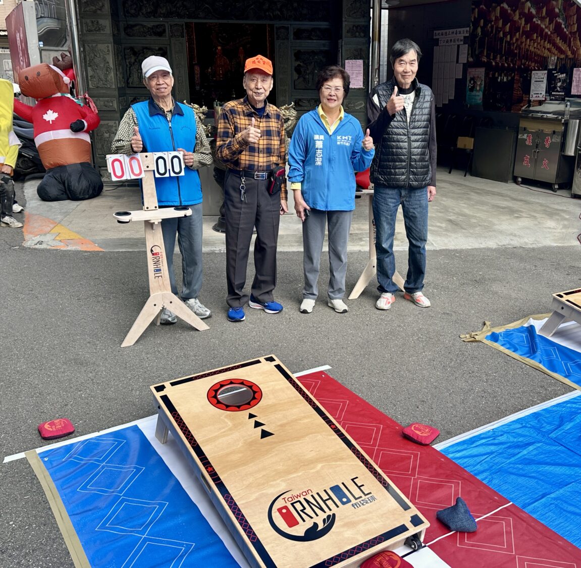 光田社區長輩於廟前廣場體驗布袋球活動，器材由蕭志潔議員（右二）贊助。（圖／記者林照東攝）
