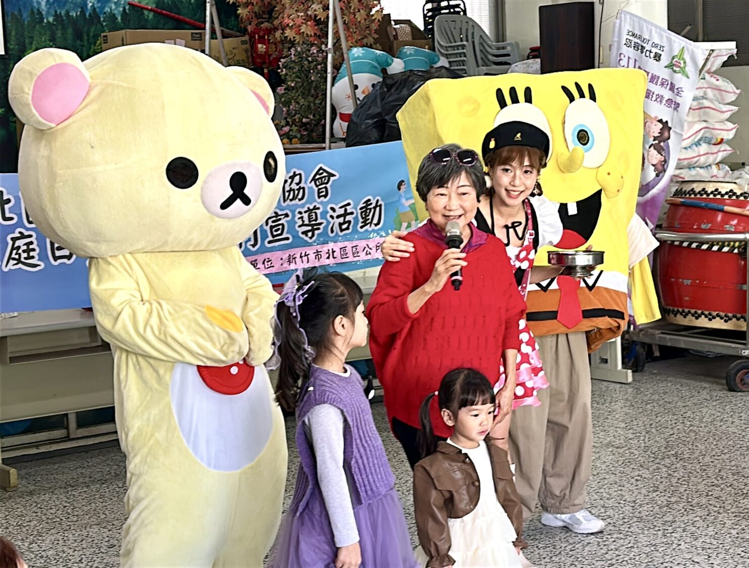 QQ姐姐親切與長輩、孩童互動，讓光田社區家庭日更加溫暖、充滿活力，現場笑聲不斷。（圖／記者林照東攝）