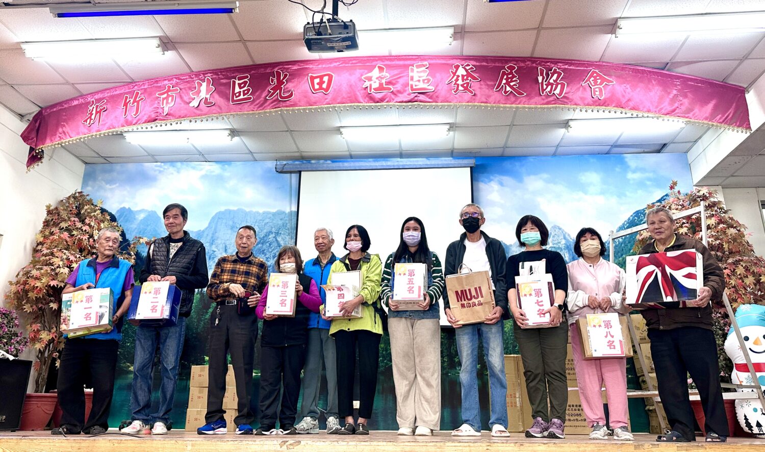 光田社區家庭日布袋球推廣活動頒獎時刻，長輩與民眾開心合影，展現滿滿活力與成就感。（圖／記者林照東攝）