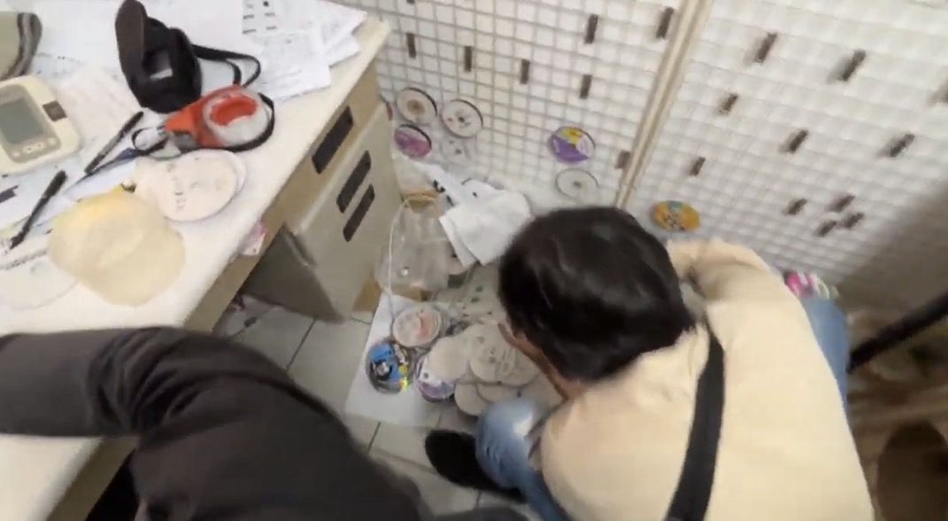 警方查扣侵權教材證物。(記者徐煜勝翻攝)