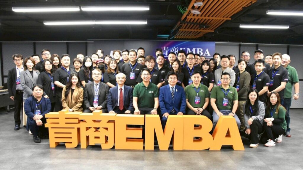 青商 EMBA 企業領袖學院三天課程圓滿結束,學員與貴賓大合照,象徵青年企業家齊聚一堂,共同邁向國際級領導力新高度。(圖/記者林照東翻攝)