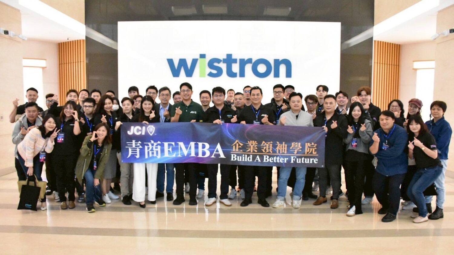 學員們走進緯創集團進行實地參訪,透過第一線觀摩深入了解企業數位轉型與智慧製造的最新趨勢。(圖/記者林照東翻攝)