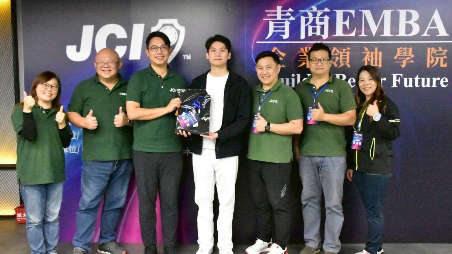 青商 EMBA 企業領袖學院課程期間,講師與青商會訓練委員會團隊合影留念,展現跨界交流活力與深度互動成果。(圖/青商 EMBA 企業領袖學院提供)