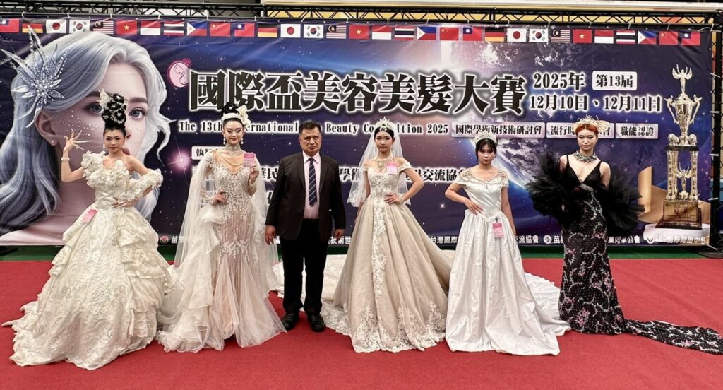 大會主席王順德（中）與參賽模特兒合影留念，肯定選手表現，並期盼透過國際盃持續推動台灣美學走向國際。（圖／記者林照東)
