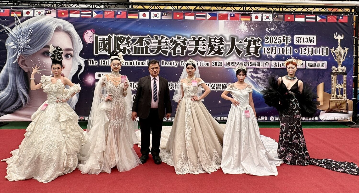 大會主席王順德（中）與參賽模特兒合影留念，肯定選手表現，並期盼透過國際盃持續推動台灣美學走向國際。（圖／記者林照東)