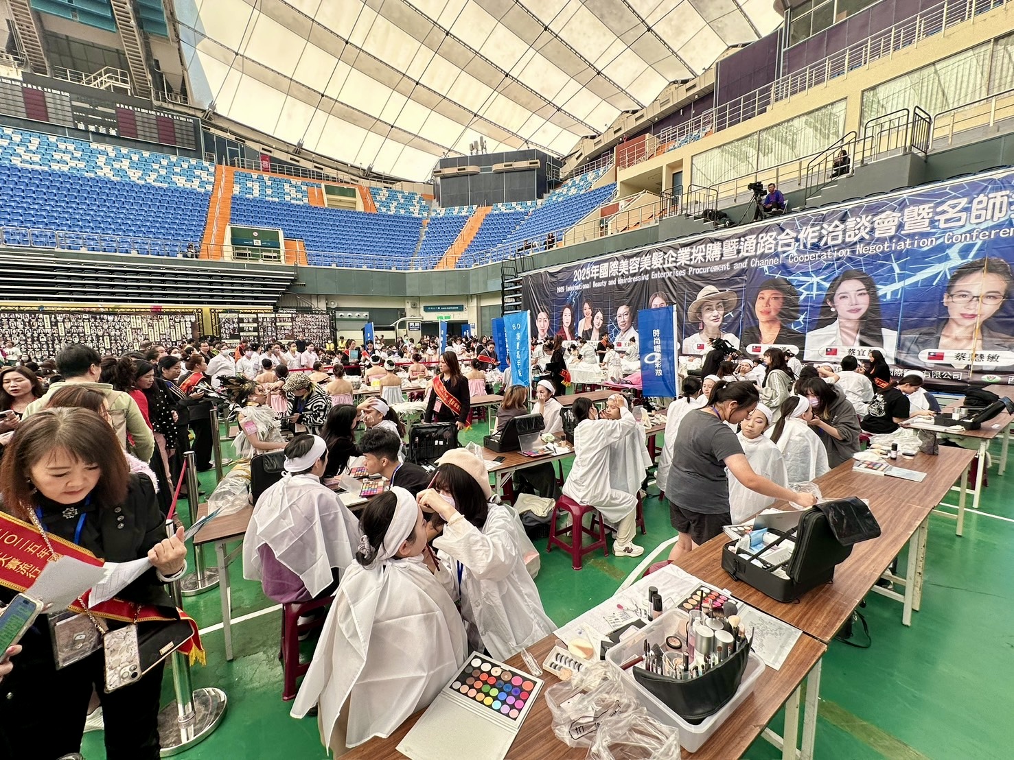 苗栗縣巨蛋體育館內人潮湧動，來自各國的選手與模特兒同步進行競賽與造型實作，現場宛如大型國際美業實驗場。（圖／記者林照東攝）