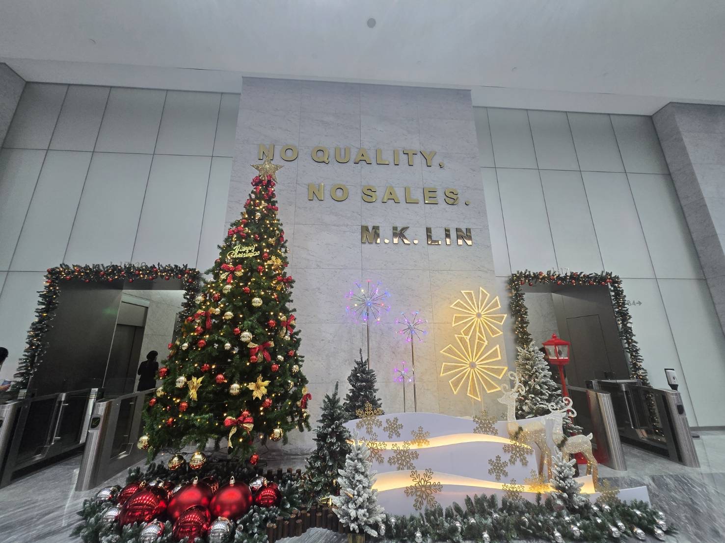 群光電能總部大樓,一進門就能看到牆上大大的「NO QUALITY,NO SALES(沒品質、沒銷路)」的一排字顯的格外諷刺。(圖/記者林照東攝)