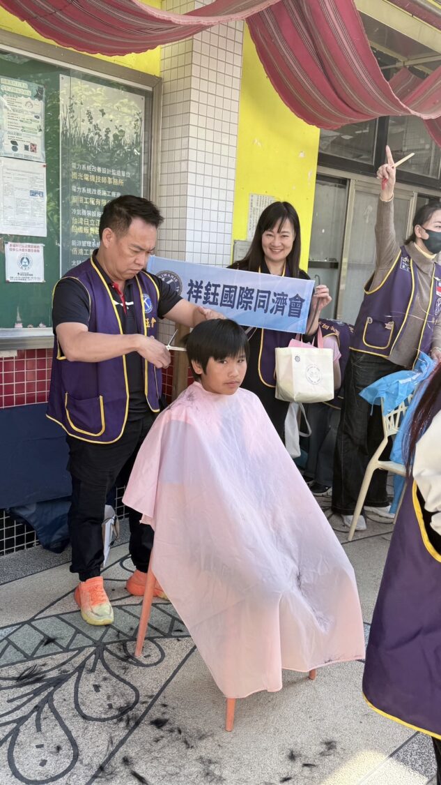 活動結合義剪服務，同濟會成員為學童整理儀容，以實際行動傳遞關懷與溫暖。（圖／記者林照東翻攝）