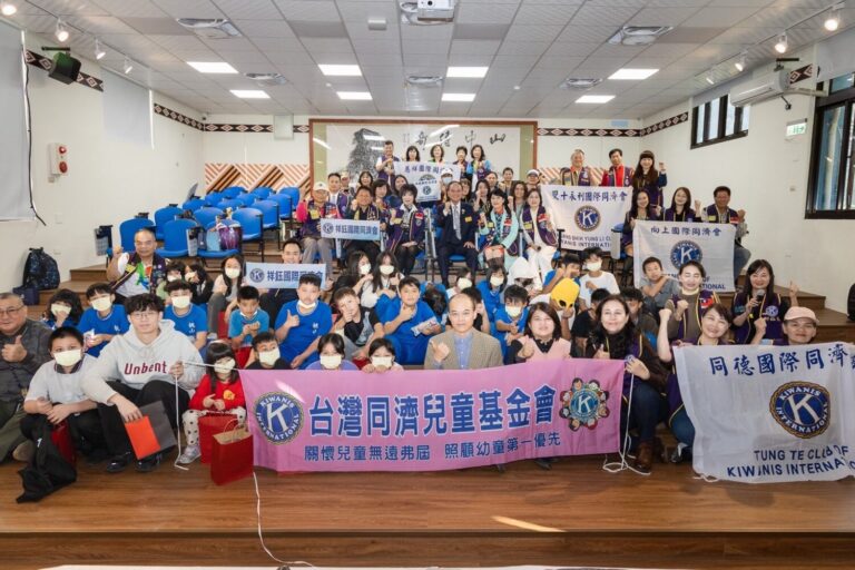 同濟會員與校方師長、學童齊聚一堂,展現民間公益團體深耕偏鄉教育的行動力。(圖/記者林照東翻攝)