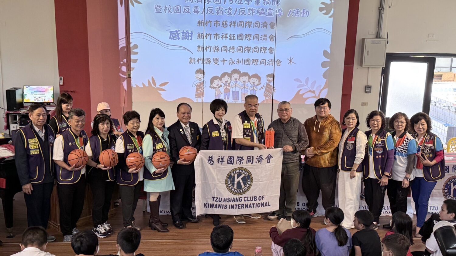 新竹縣市多個同濟會聯合前進五峰鄉，攜手舉辦「一會一校」捐贈暨學童關懷活動，與師生合影留念，場面溫馨感人。（圖／記者林照東翻攝）