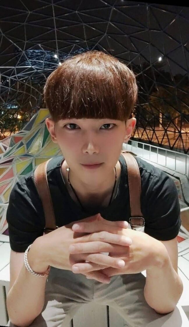 陳勇正於公共場所留影，相關影像近日隨事件討論在網路流傳，引發外界關注。（圖／翻攝畫面）