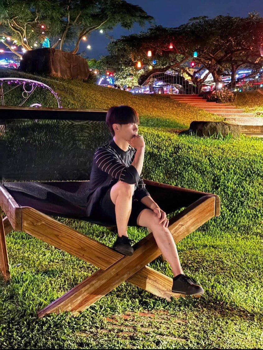 長期推動防身教育的陳勇正於夜間在公園內停留，畫面顯示其於公共空間活動情形。（圖／翻攝畫面）