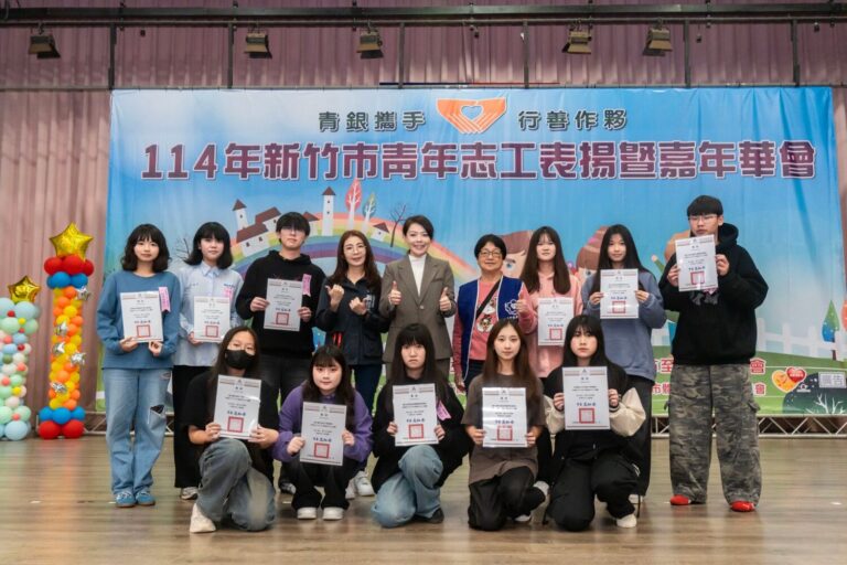 高虹安市長表揚青年志工，肯定以行動關懷弱勢、回饋社會。（圖/記者林照東翻攝）