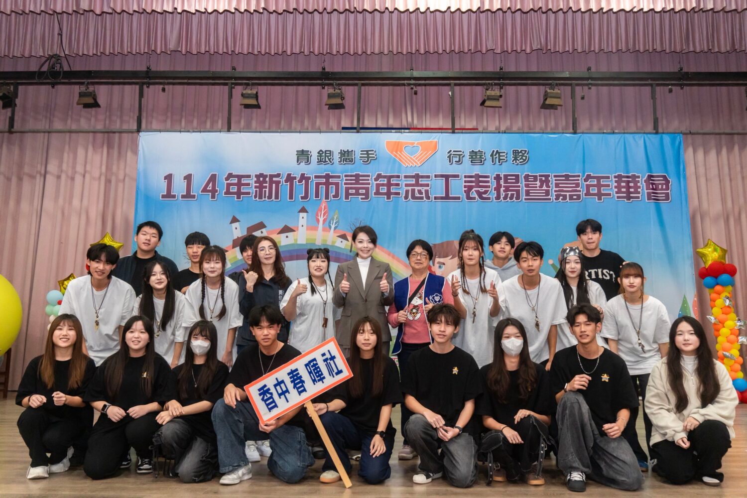 「新竹市香山高中春暉社」化身「鏟子超人」，前往光復鄉協助清淤救災。（圖/記者林照東翻攝）