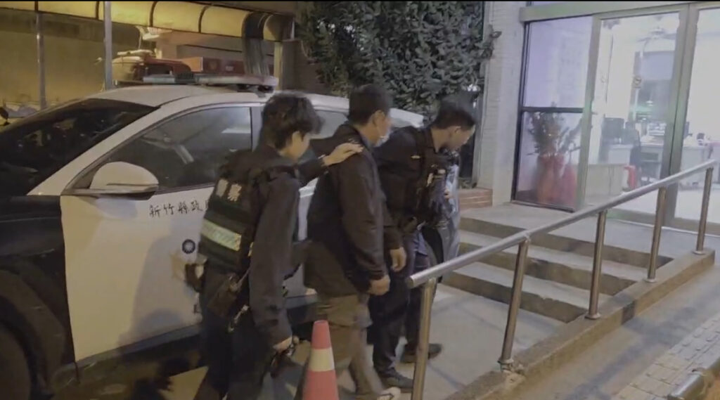 警方於案發後迅速鎖定涉案嫌犯，並將許姓男子帶返分局偵辦，全案於24小時內迅速偵破。（圖／新竹縣警察局提供）