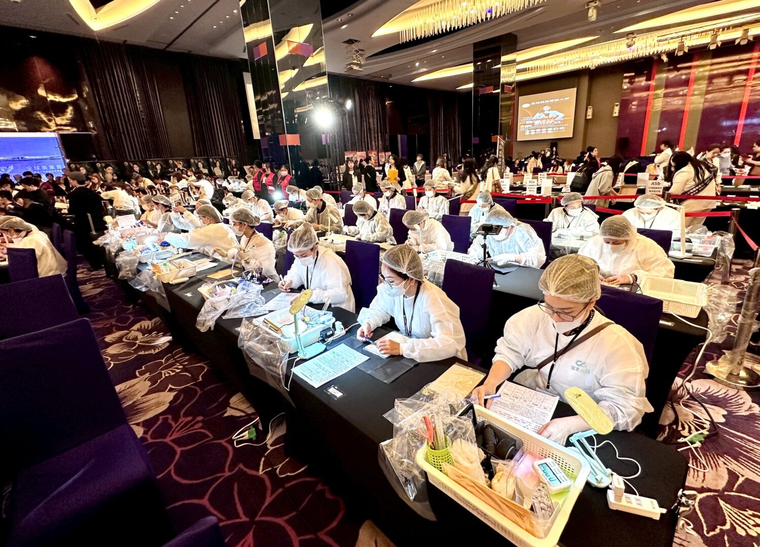 全球美業菁英大賞競賽現場，選手專注進行專業技術操作，展現高標準流程與實務實力。（圖／記者林照東攝）