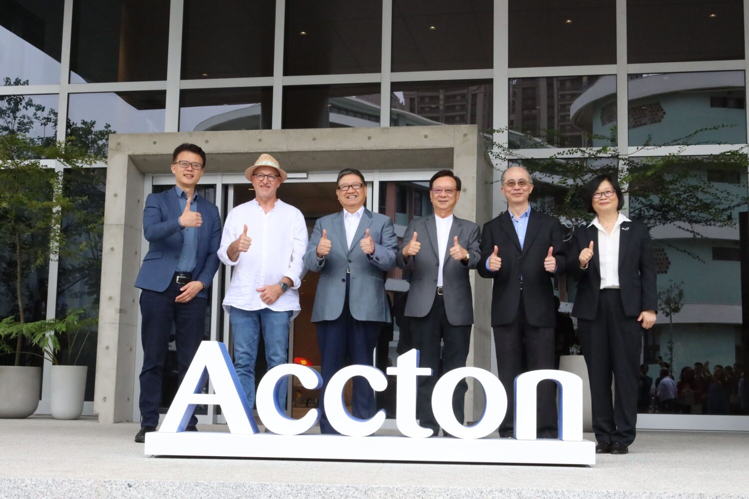 新竹縣長楊文科與產官學代表合影，展現新竹縣推動科技產業與公共建設的合作成果。（圖／新竹縣政府提供）