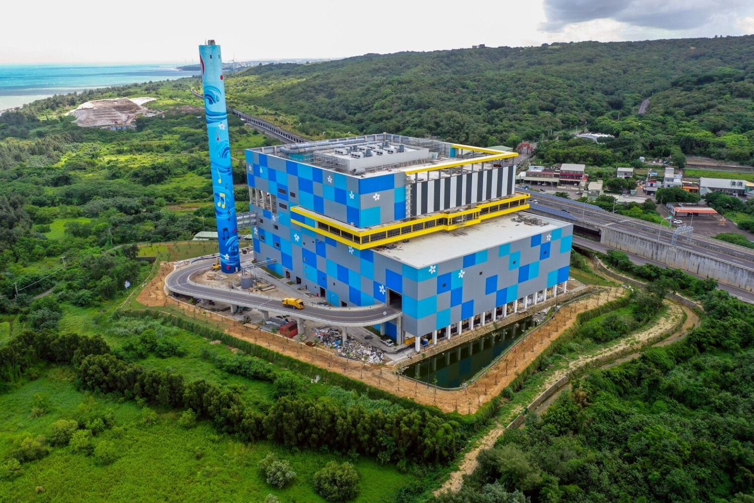新竹縣垃圾熱處理設施空拍畫面，縣府規劃透過自有處理量能，逐步改善長期垃圾去化與環境負擔問題。（圖／新竹縣政府提供）
