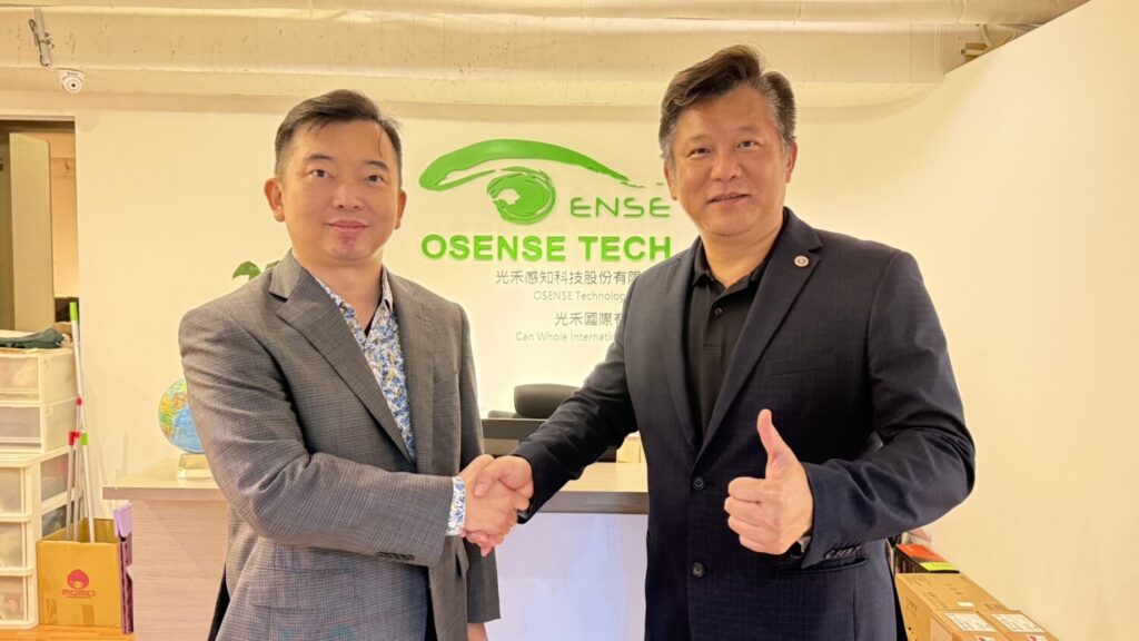 雙方於簽約後展示光禾感知旗下生成式 AI 工具 OVideo,未來將結合教育訓練與認證機制,協助企業落地導入生成式 AI 應用。(圖/記者林照東翻攝)